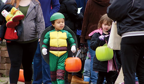 Hundreds visit downtown Niles businesses for Halloween tradition